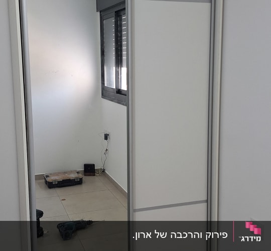 הרכבת ארון הזזה לבן עם דלת מראה בחדר